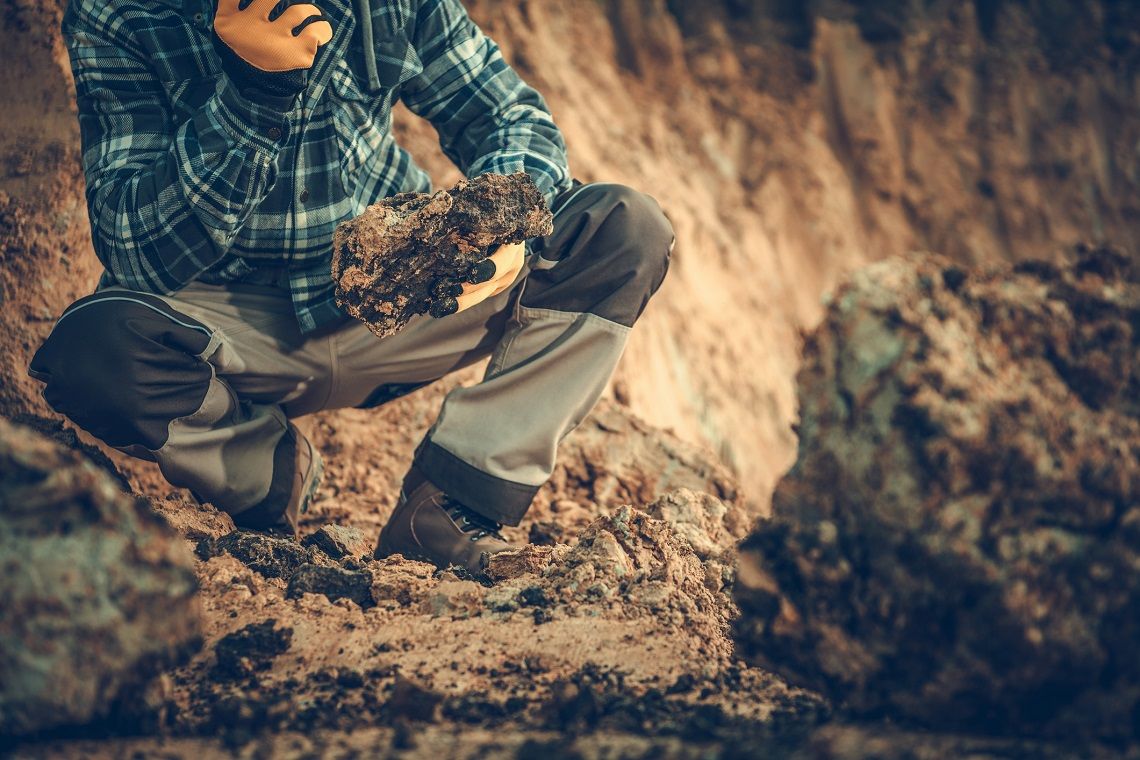 barggeolog sprawdzający glebę na budowie